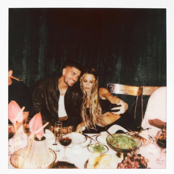 华体会官网-天后伴侣😍德保罗未婚妻29岁生日，两人甜蜜自拍，梅西出席派对