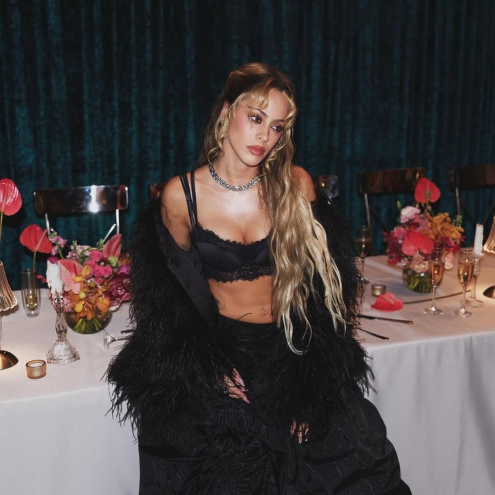 华体会官网-天后伴侣😍德保罗未婚妻29岁生日，两人甜蜜自拍，梅西出席派对