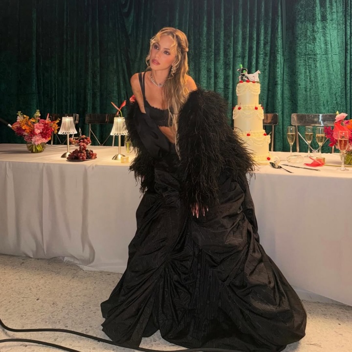 华体会官网-天后伴侣😍德保罗未婚妻29岁生日，两人甜蜜自拍，梅西出席派对