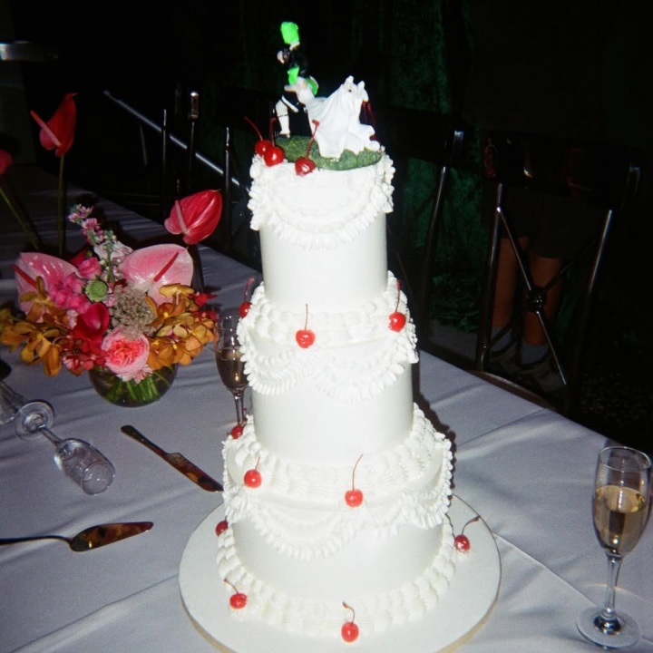 华体会官网-天后伴侣😍德保罗未婚妻29岁生日，两人甜蜜自拍，梅西出席派对