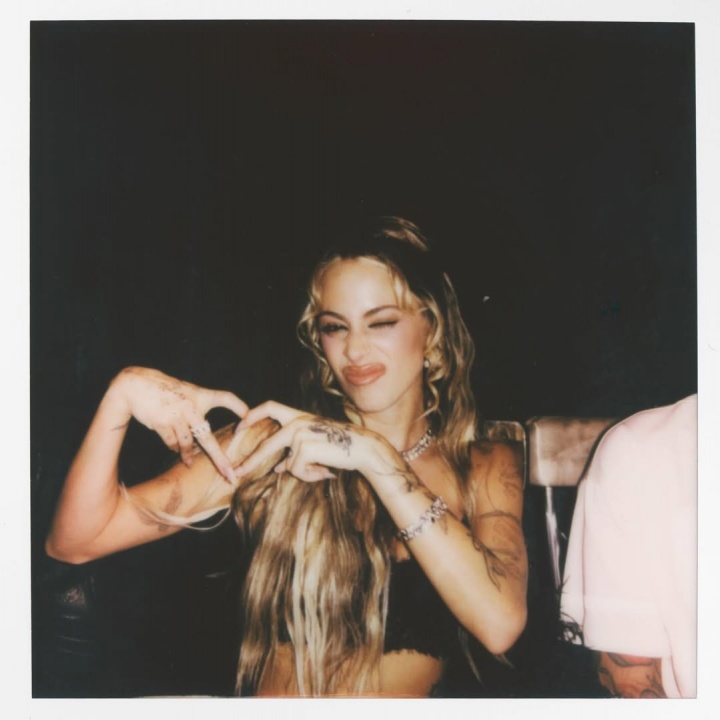 华体会官网-天后伴侣😍德保罗未婚妻29岁生日，两人甜蜜自拍，梅西出席派对