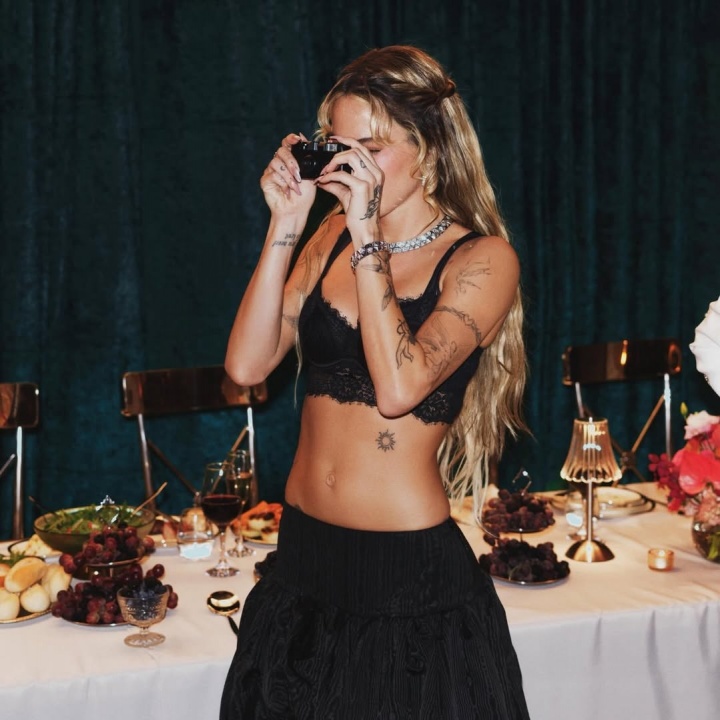 华体会官网-天后伴侣😍德保罗未婚妻29岁生日，两人甜蜜自拍，梅西出席派对