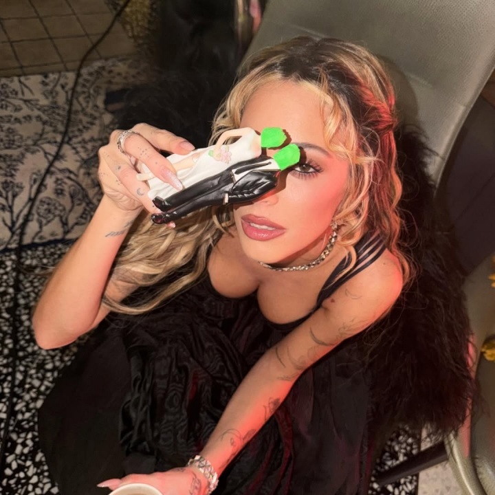 华体会官网-天后伴侣😍德保罗未婚妻29岁生日，两人甜蜜自拍，梅西出席派对