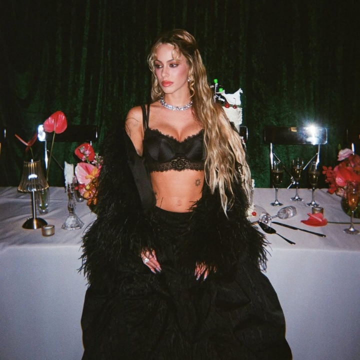 华体会官网-天后伴侣😍德保罗未婚妻29岁生日，两人甜蜜自拍，梅西出席派对