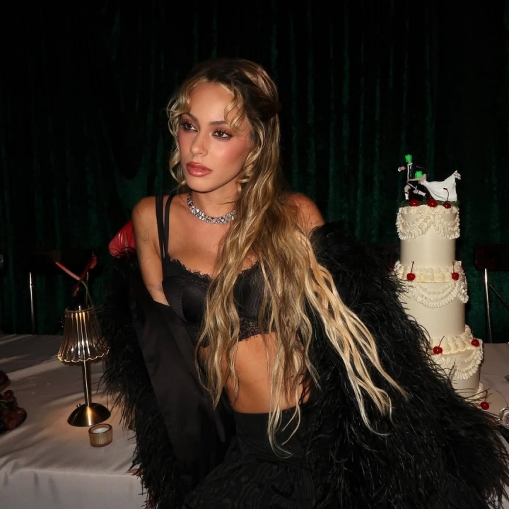 华体会官网-天后伴侣😍德保罗未婚妻29岁生日，两人甜蜜自拍，梅西出席派对