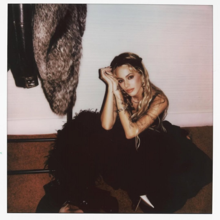 华体会官网-天后伴侣😍德保罗未婚妻29岁生日，两人甜蜜自拍，梅西出席派对