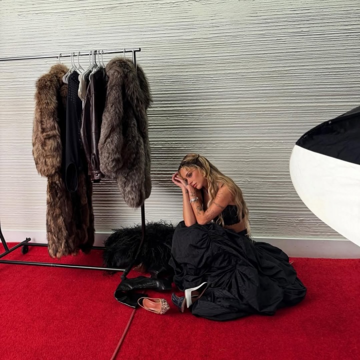 华体会官网-天后伴侣😍德保罗未婚妻29岁生日，两人甜蜜自拍，梅西出席派对